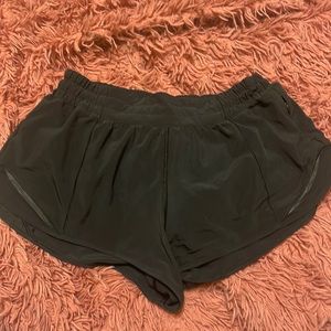 LULULEMON HOTTY HOT SHORTS 2.5